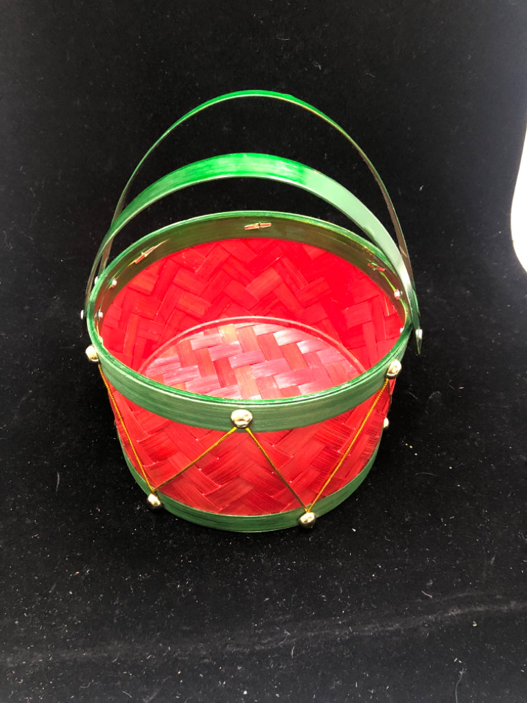 RED WICKER DRUM W/GREEN RIM AND HANDLES.