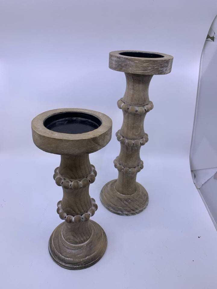 2 LIGHT WEIGHT WOOD PILLAR CANDLE HOLDERS W/ BEADED DETAIL.