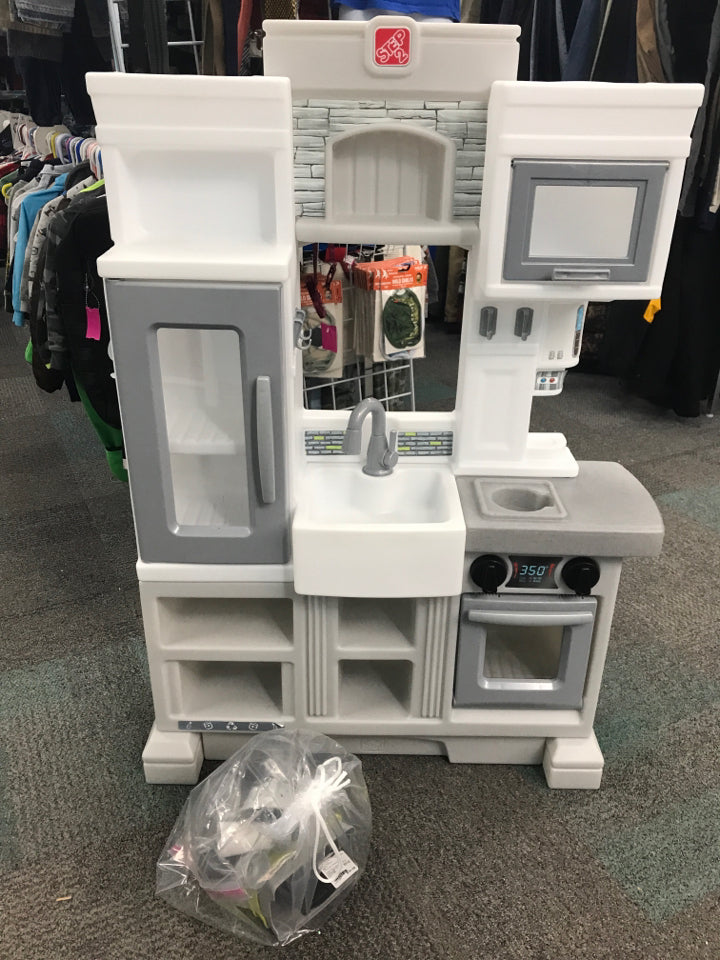 Step2 Downtown Delights Plastic Play Kitchen W/ACCESSORIES