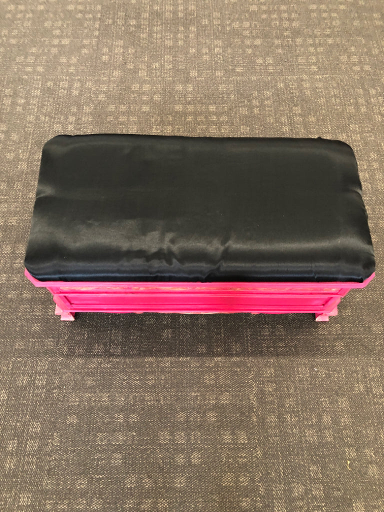 PINK & GOLD STORAGE BENCH W/BLACK FABRIC SEAT.