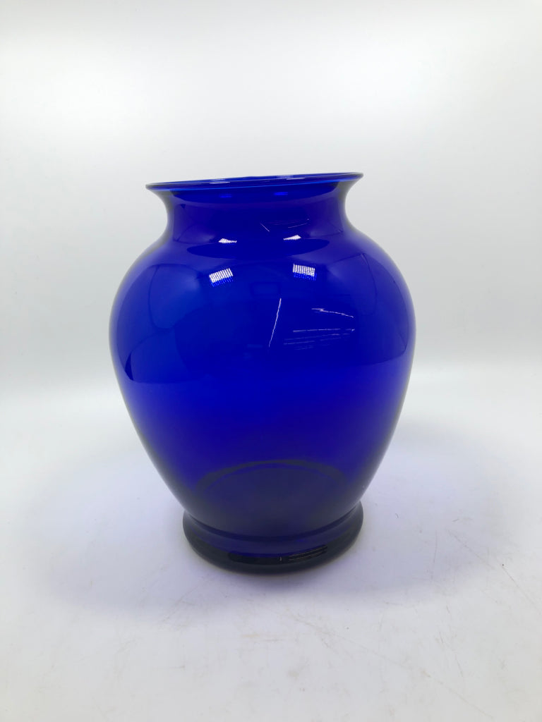 SM BLUE GLASS VASE.