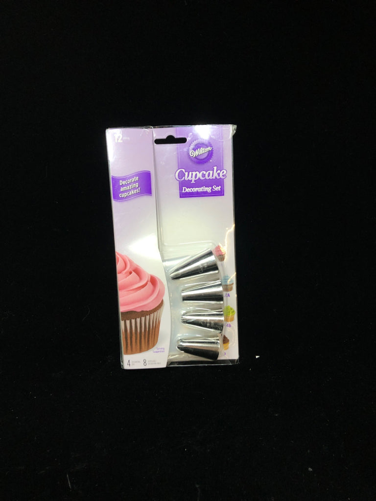 NIP DECORATING TIP SET - WILTON.
