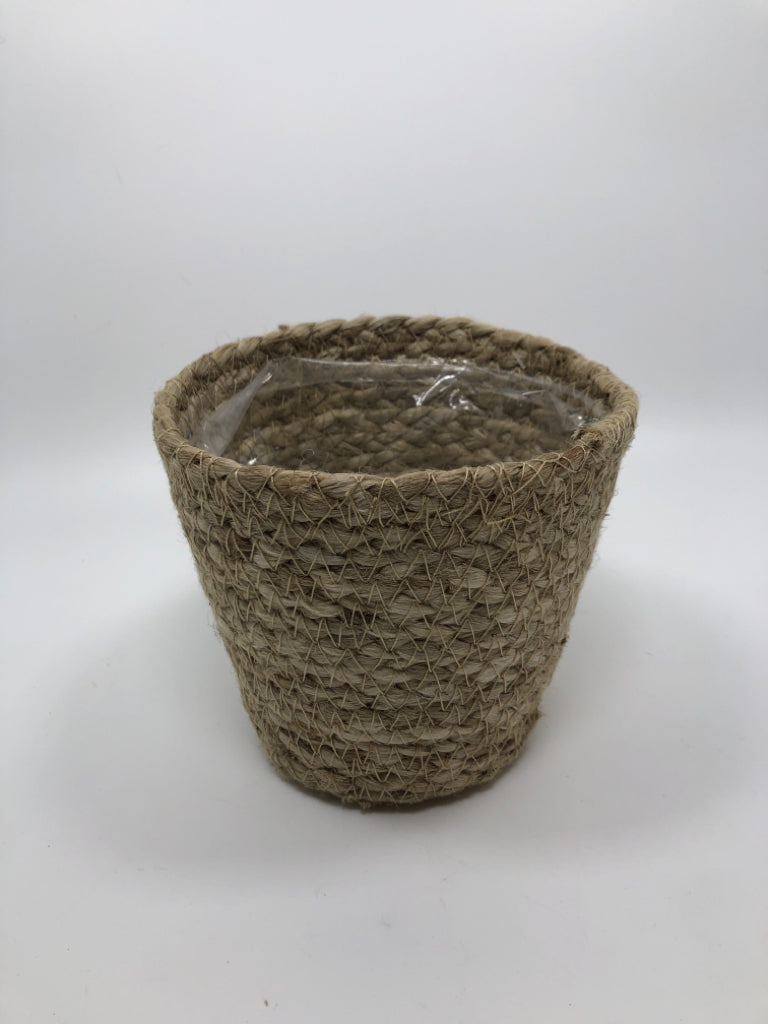 NWT SM WICKER PLANTER.