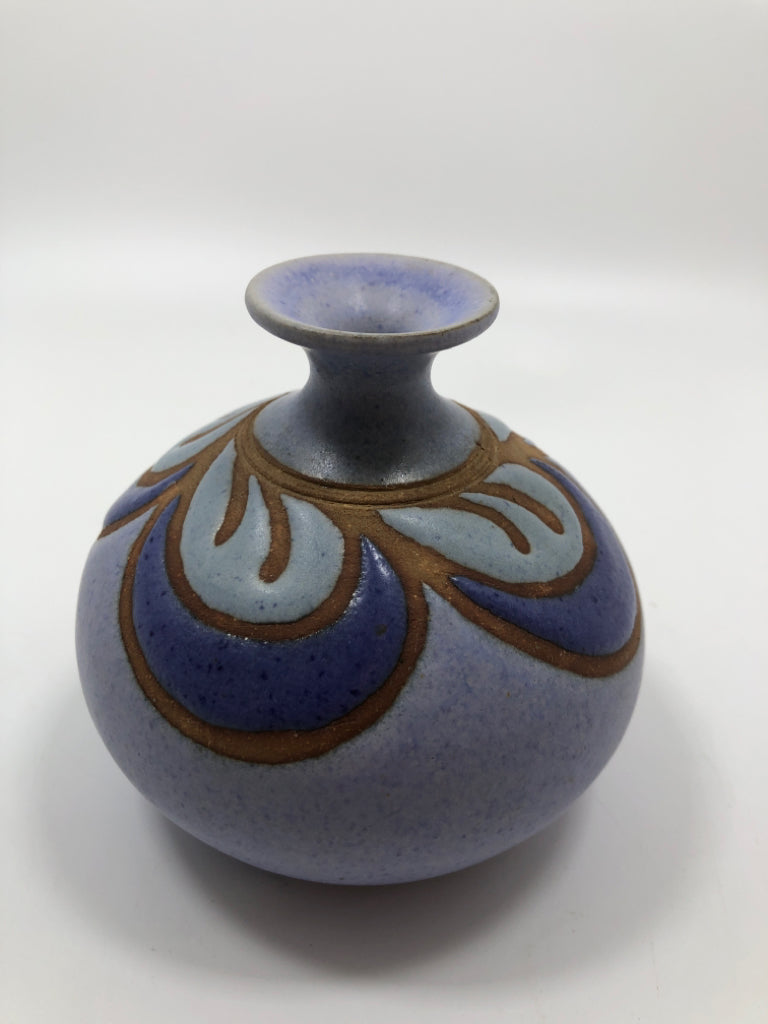 VTG MINI POTTERY BUD VASE.