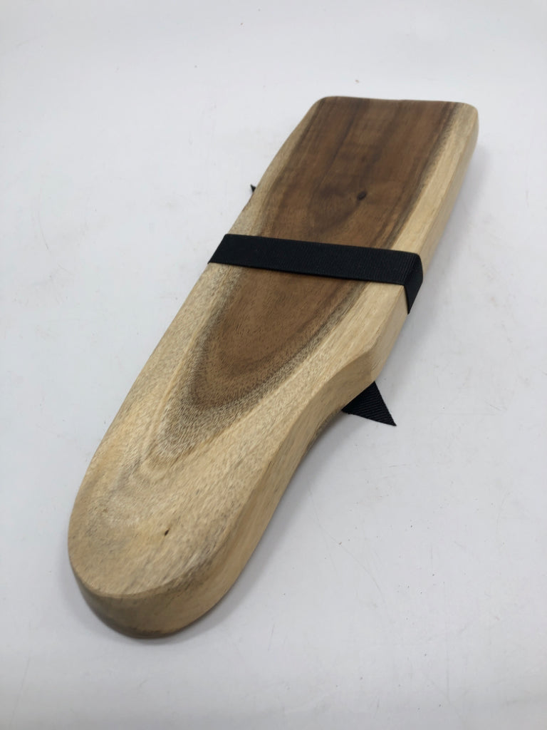 WOODEN CHEESE BOARD W/KNIFE.