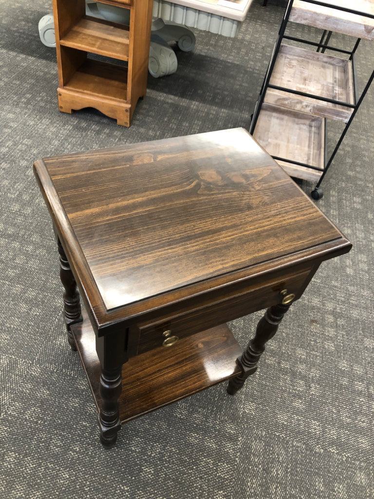 DARK WOODEN SINGLE DRAWER NIGHTSTAND.