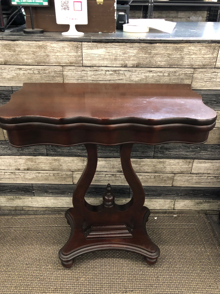 VTG SWIVEL TOP HARP SHAPED END TABLE.