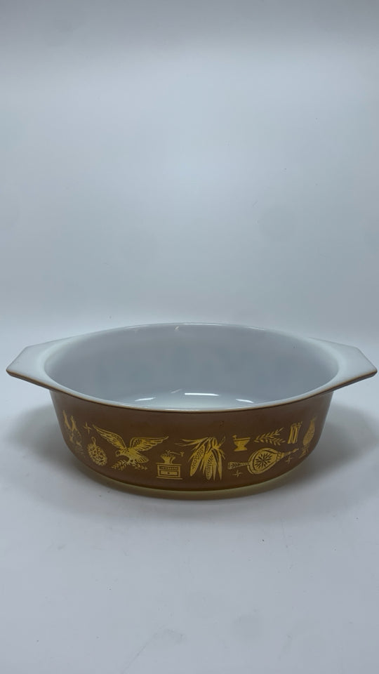 VTG PYREX OVAL CASSEROLE DISH W/BROWN+GOLD DESIGN.