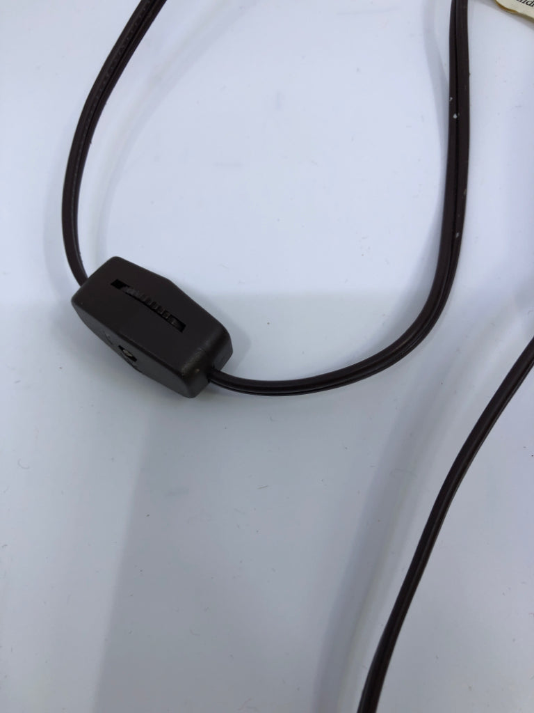 VTG CANDLE LIGHT UP CENTERPIECE W/FAUX GREENERY.