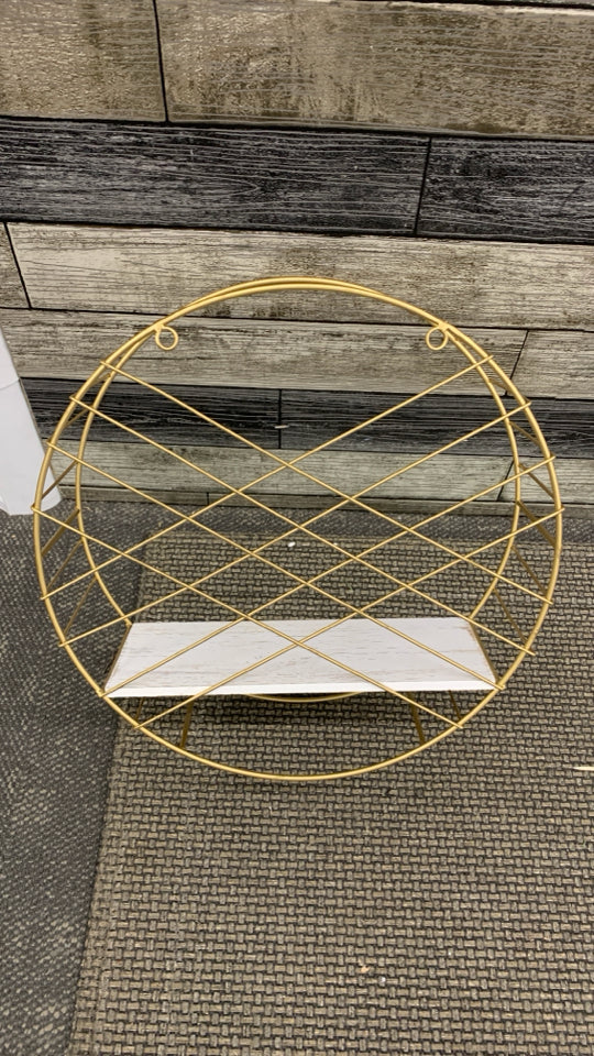 ROUND METAL GOLD WALL HANGING W/DISTRESSED WOOD SHELF.