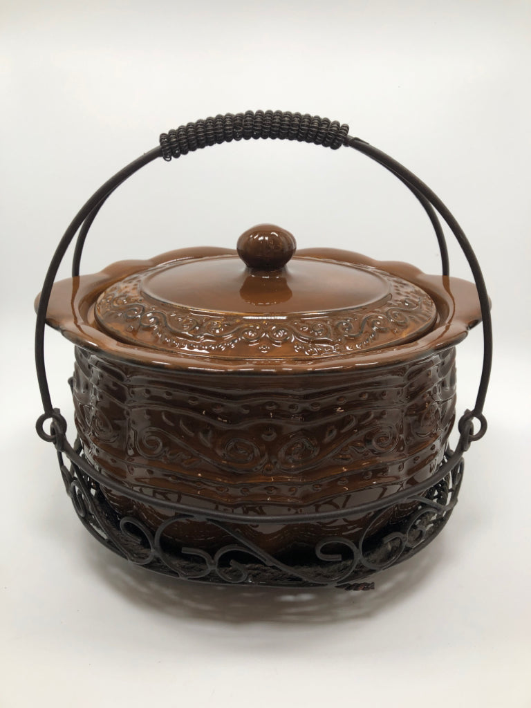 2PC BROWN STONEWARE BEAN POT IN BROWN METAL CARRIER.
