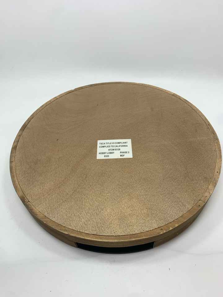 ROUND WOOD TRAY W/BLACK METAL HANDLES.