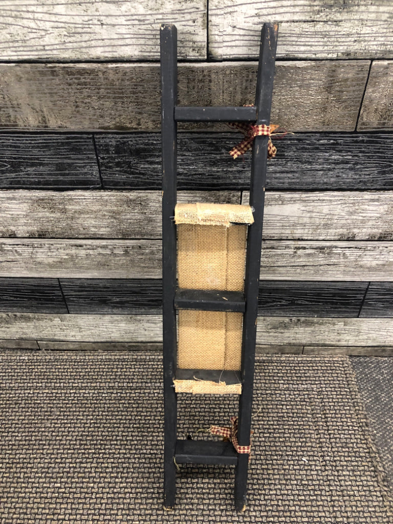 PRIMITIVE MINI BLACK LADDER W/STARS AND BURLAP.