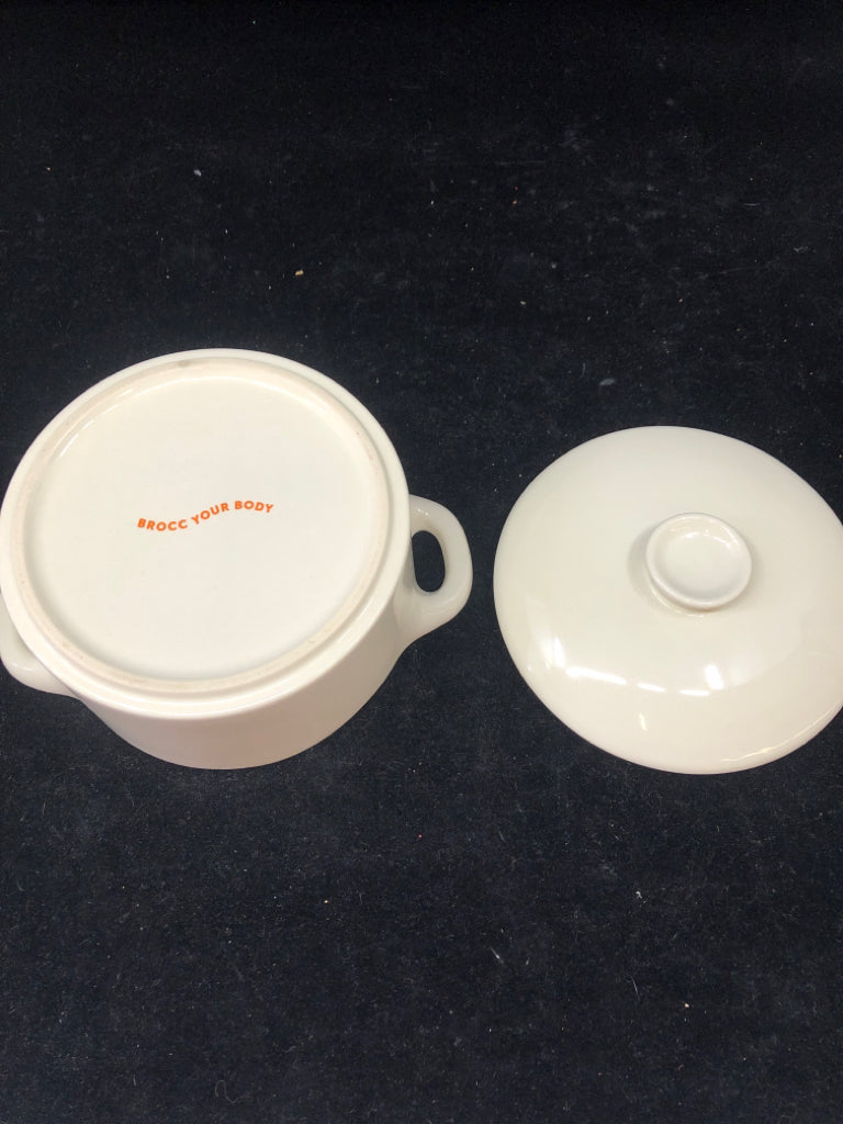 SMALL CREAM BAKER W LID.