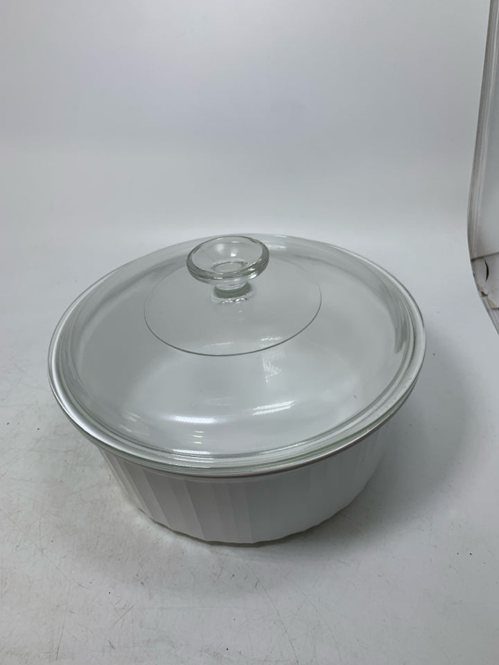 CIRCLE RIBBED CASSEROLE DISH W/ LID.