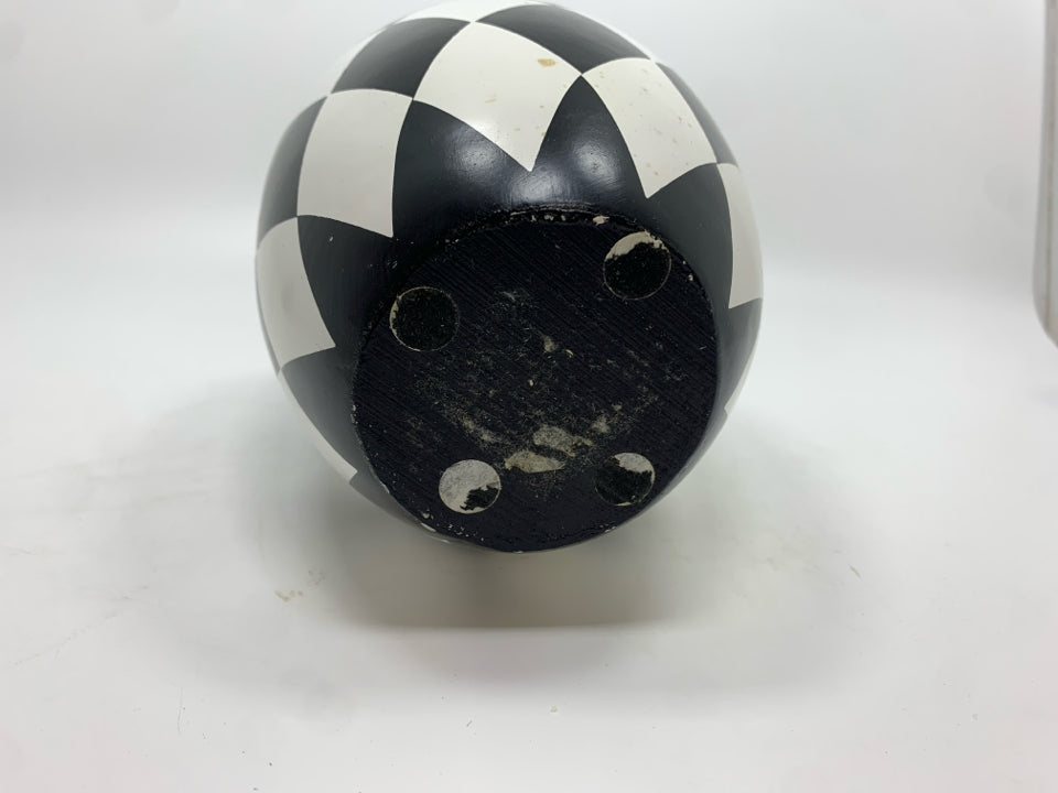 BLACK/WHITE CHECKERED VASE.
