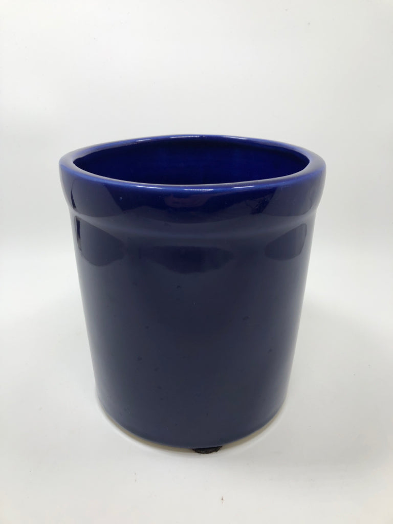 CERAMIC BLUE GLAZE UTENSIL HOLDER.