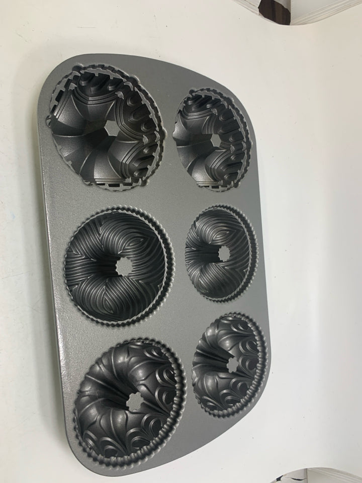 GARLAND BUNDTLETTE CASKET ALUMINUM BMINI 6 CAVITY BUNDT.