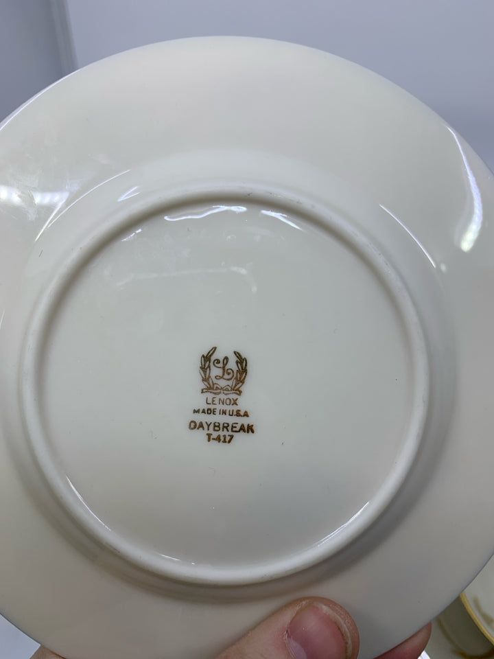8 PC SVC 4 DAYBREAK PATTERN TEACUPS/SAUCERS SET.