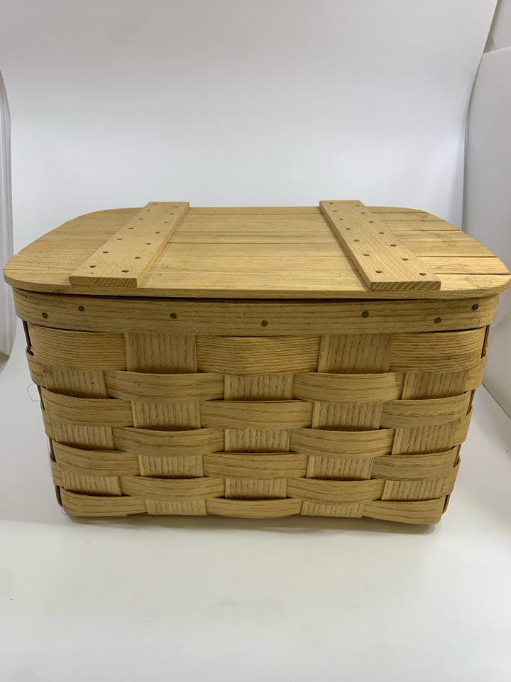 TAN WOODEN WOVEN BASKET W/WOODEN LID.