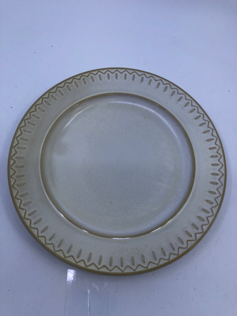 4 WAVE/DOT DESIGN DINNER PLATES + 4 MUGS
