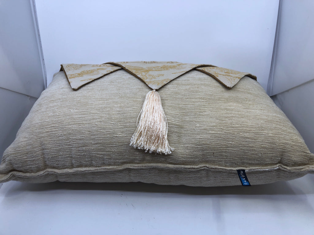 TAN RECTANGLE PILLOW W TASSLES.