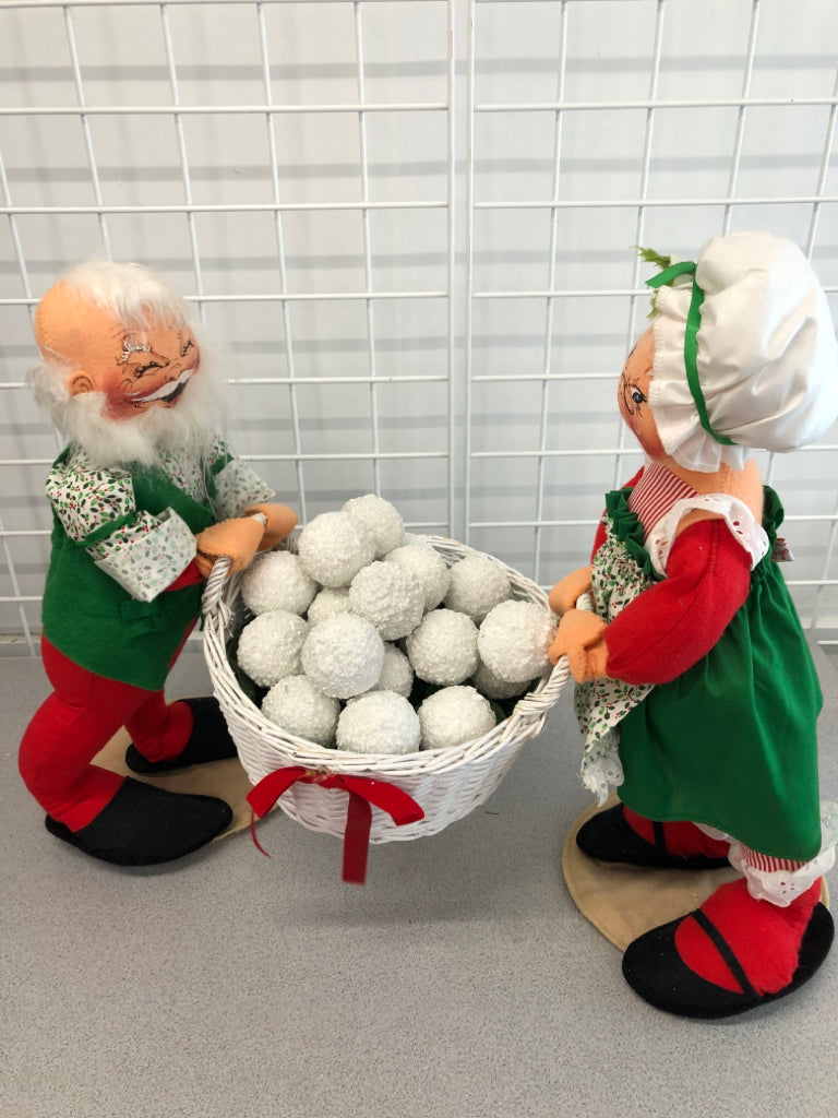 ANNALEE MR AND MRS CLAUS HOLDING BASKET OF SNOWBALLS LG FIGURINE.