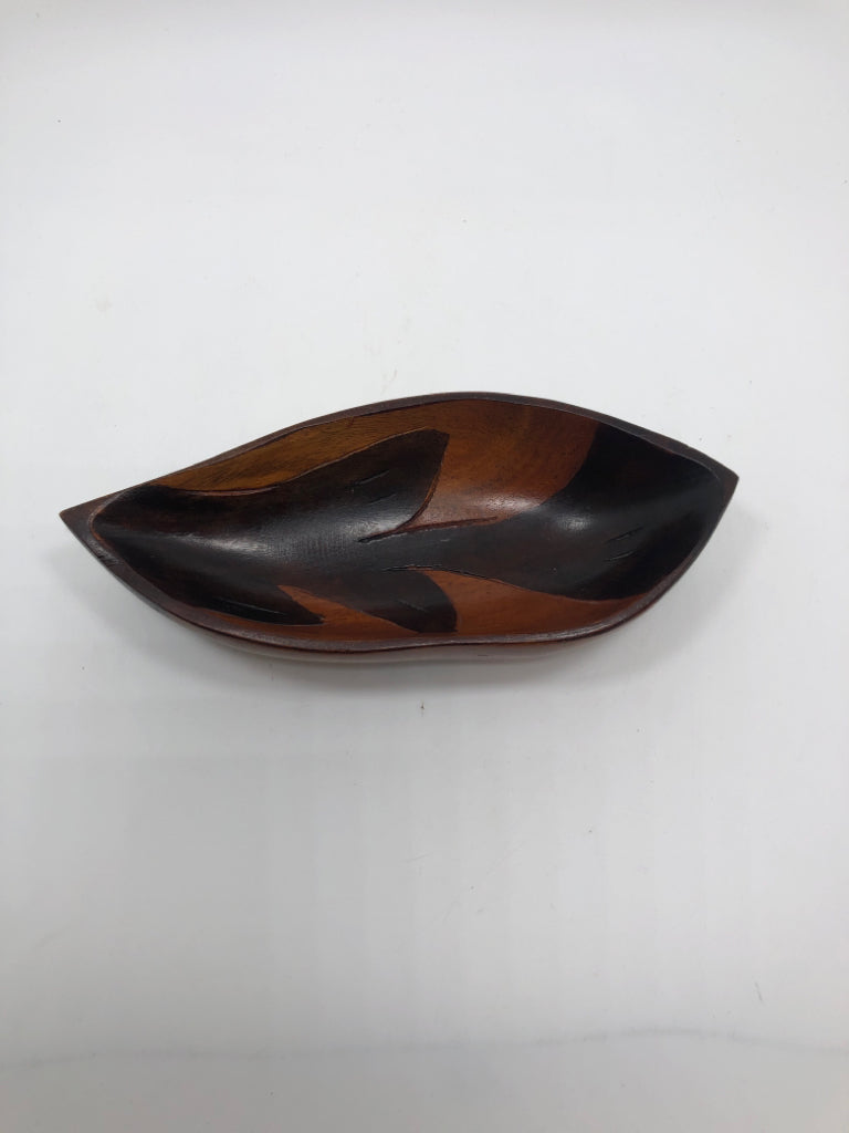 VTG WOOD 2 TONE LEAF SHAPED BOWL.
