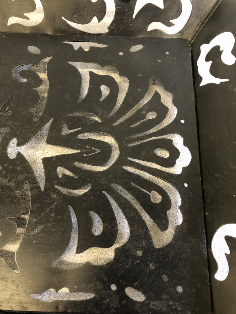 BLACK METAL FOOTED TRAY W/HANDLES.