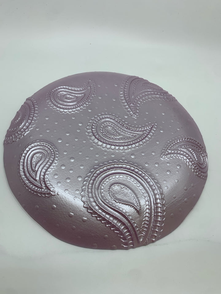FUCHSIA GLASS PLATE W/PAISLEY PATTERN.