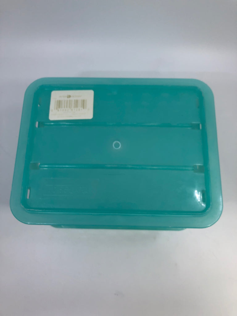 TEAL PLASTIC STORAGE CUBE W/METAL HANDLE.