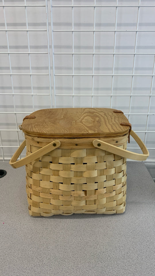 BARE WOOD PICNIC BASKET W/DIVIDER.