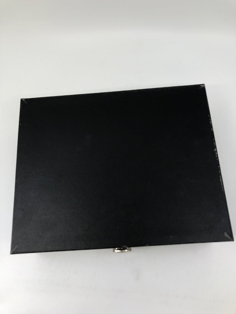 BLACK LEATHER WRIST WATCHES CASE.