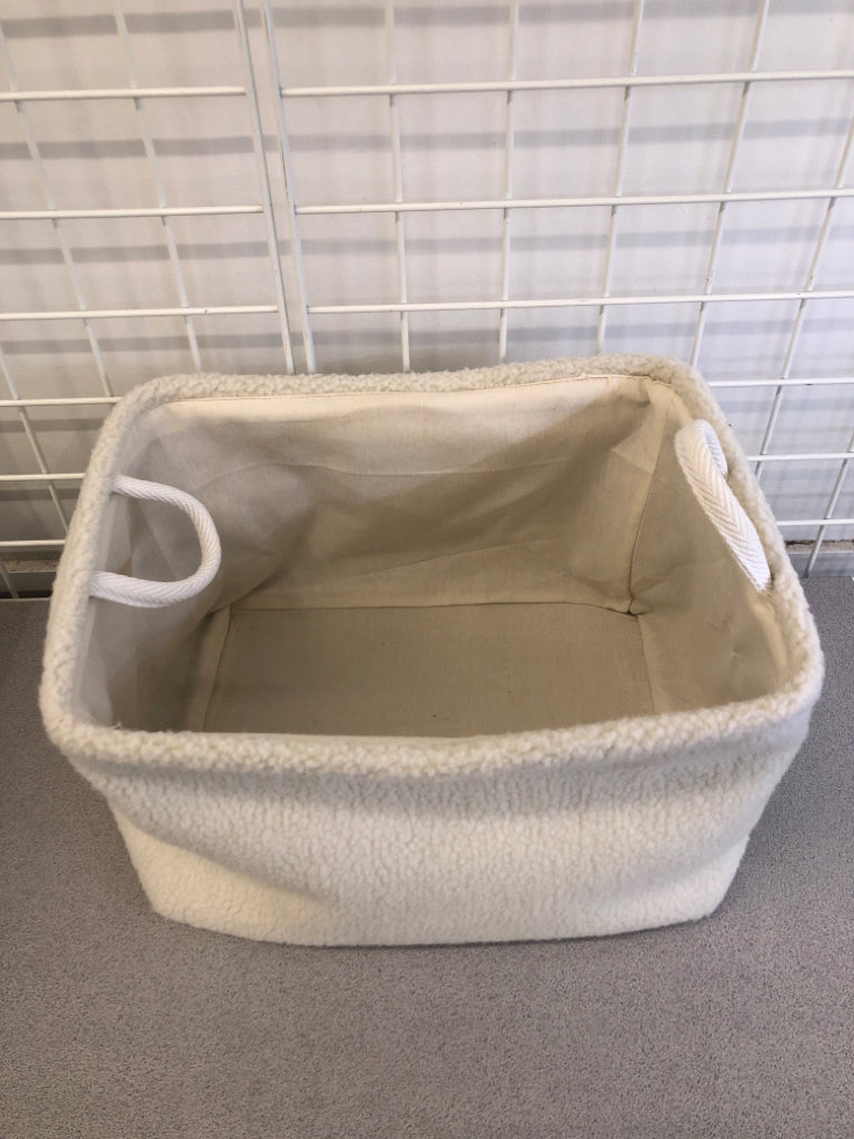 SHERPA STORAGE BIN W/HANDLES.