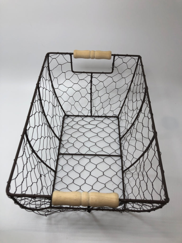 BROWN WIRE BASKET W/DOWEL HANDLES.