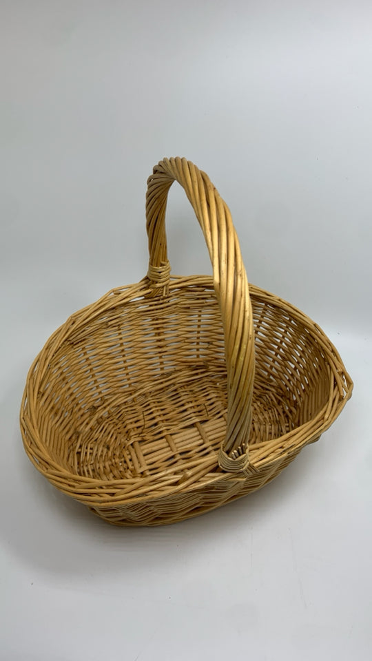 SM WICKER BASKET W/HANDLE.