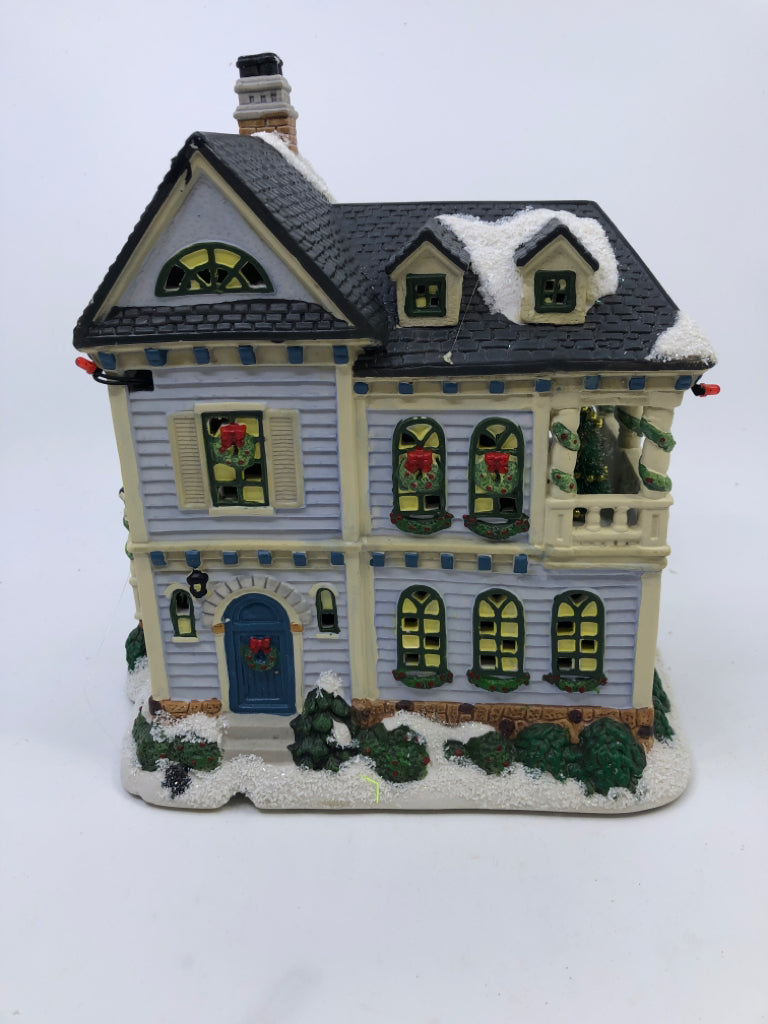 ST NICHOLAS SQUARE BED & BREAKFAST CHRISTMAS VILLAGE.