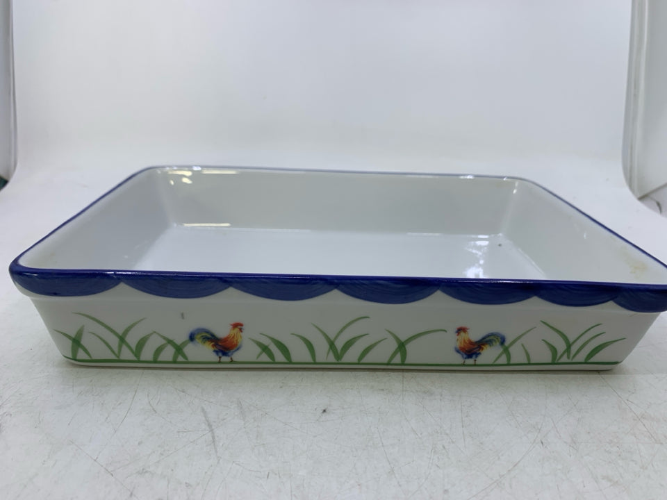 SHALLOW RECTANGLE WHITE BAKING DISH W/ ROOSTERS+ GRASS.