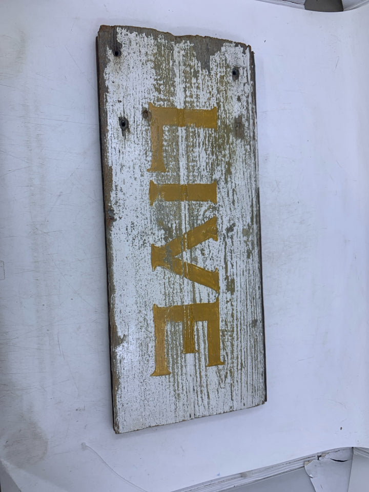 RUSTIC WOOD LIVE WALL HANGING.