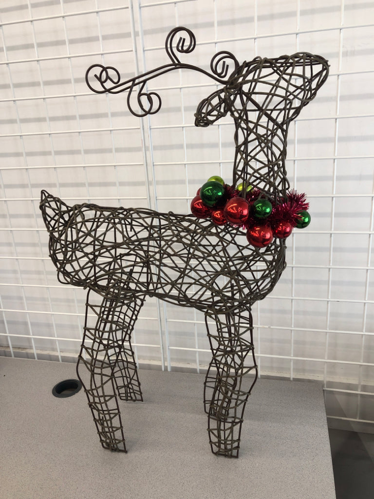WOVEN REINDEER W/CHRISTMAS WREATH COLLAR DECOR.
