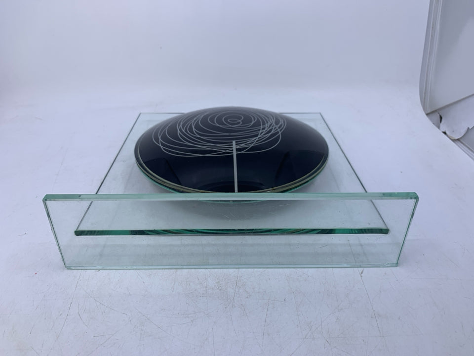 BROWN/ WHITE STANDING GLASS VASE.