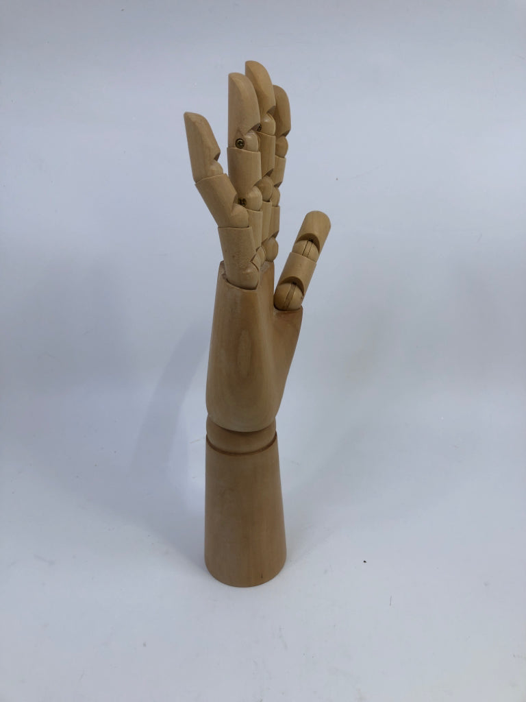 WOODEN ARTISTS PERSPECTIVE HAND.