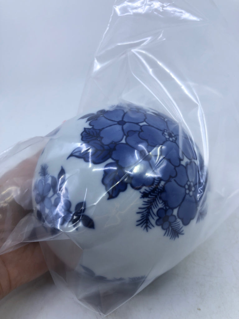 1 BLUE/WHITE FLORAL CENTERPIECE FILLER BALLS.