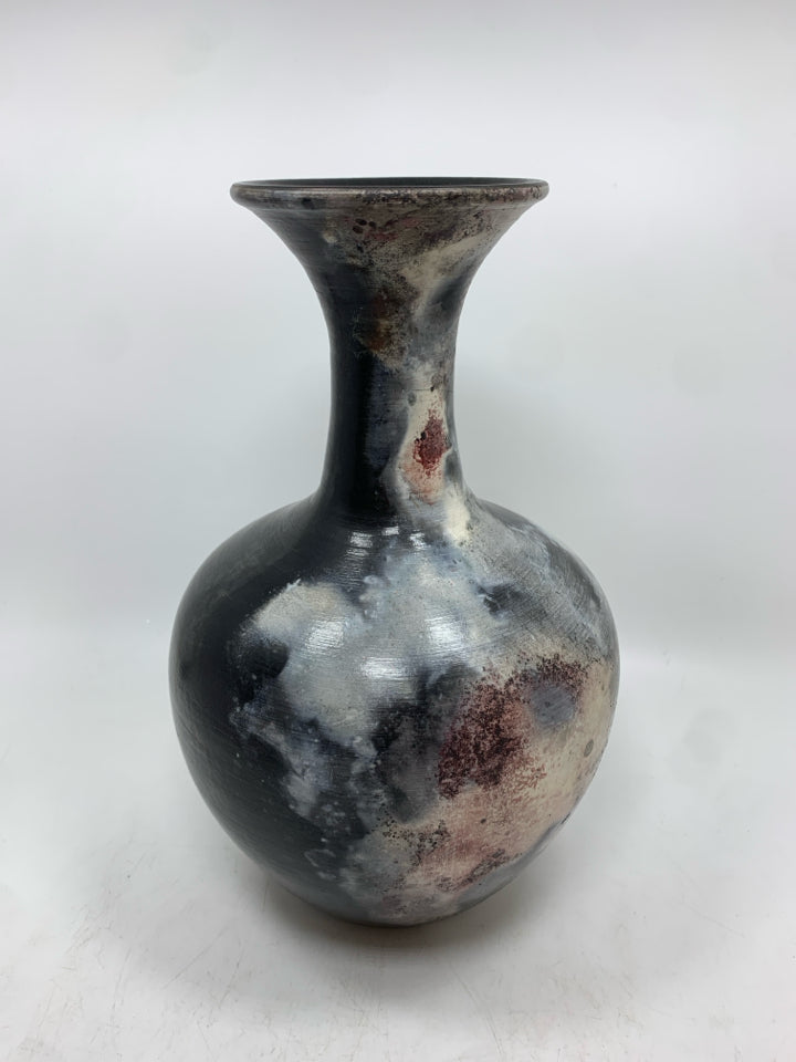 POTTERY VASE W/ WHITE DETAILS.