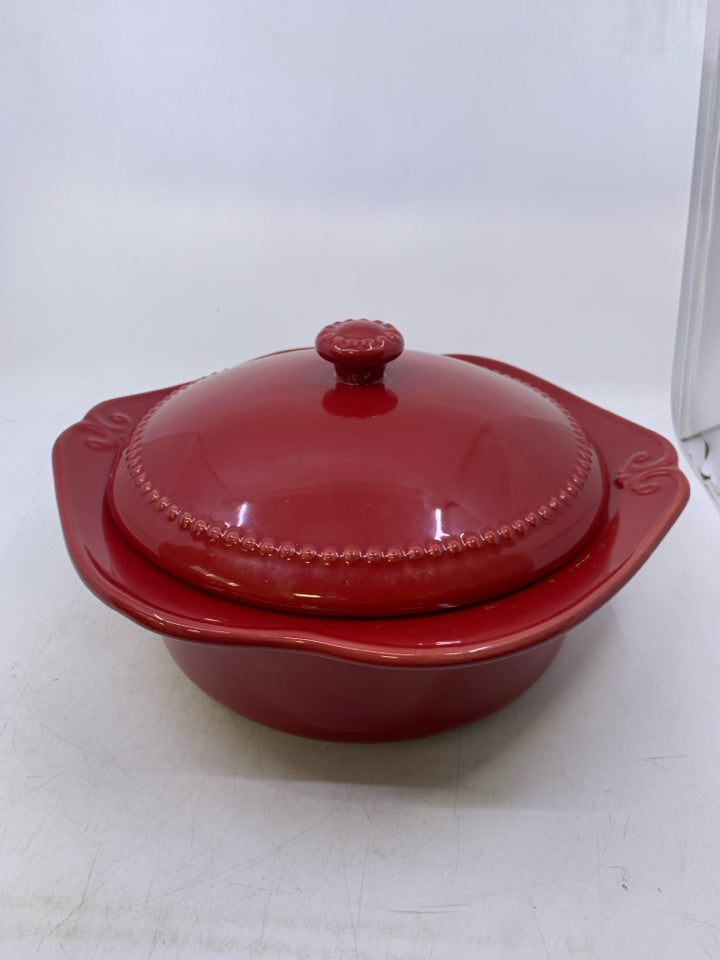 BERRY RED 2QT COVERED CASSEROLE.