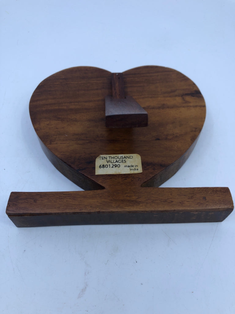 WOOD HEART PUZZLE ON STAND.