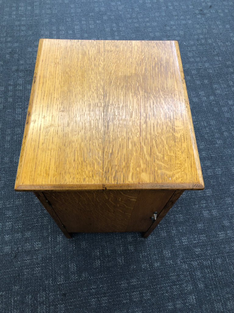 VTG WOOD CABINET W/ 3 SHELVES.