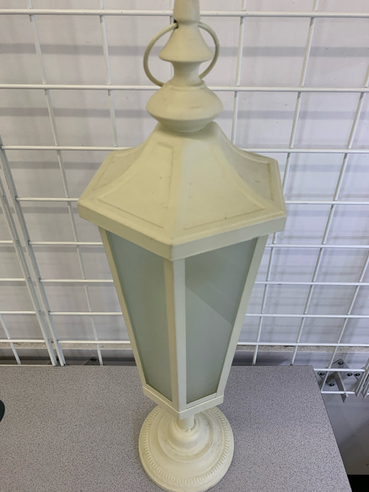 WHITE LIGHT POST LAMP.