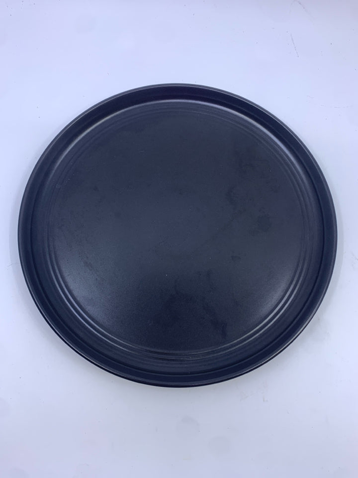 4 BLACK DINNER PLATES.