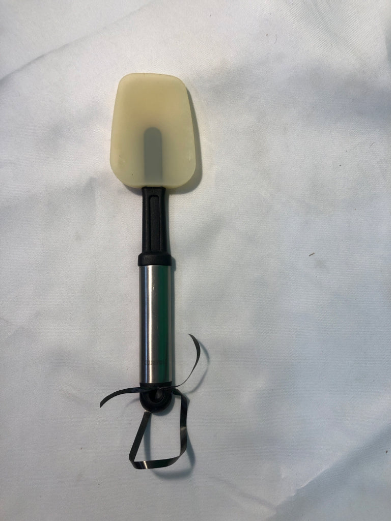 HOFFRITZ SPATULA W/ METAL HANDLE.